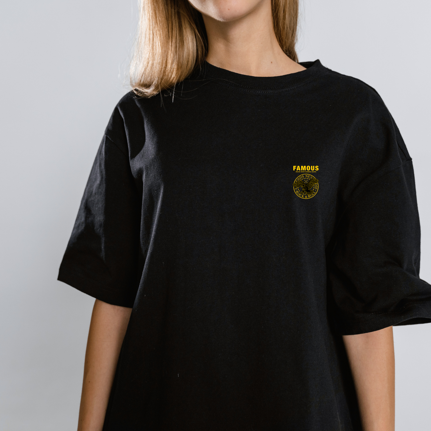 T-Shirt con Grafica "FAMOUS" e Aquila Stilizzata – Design Unico