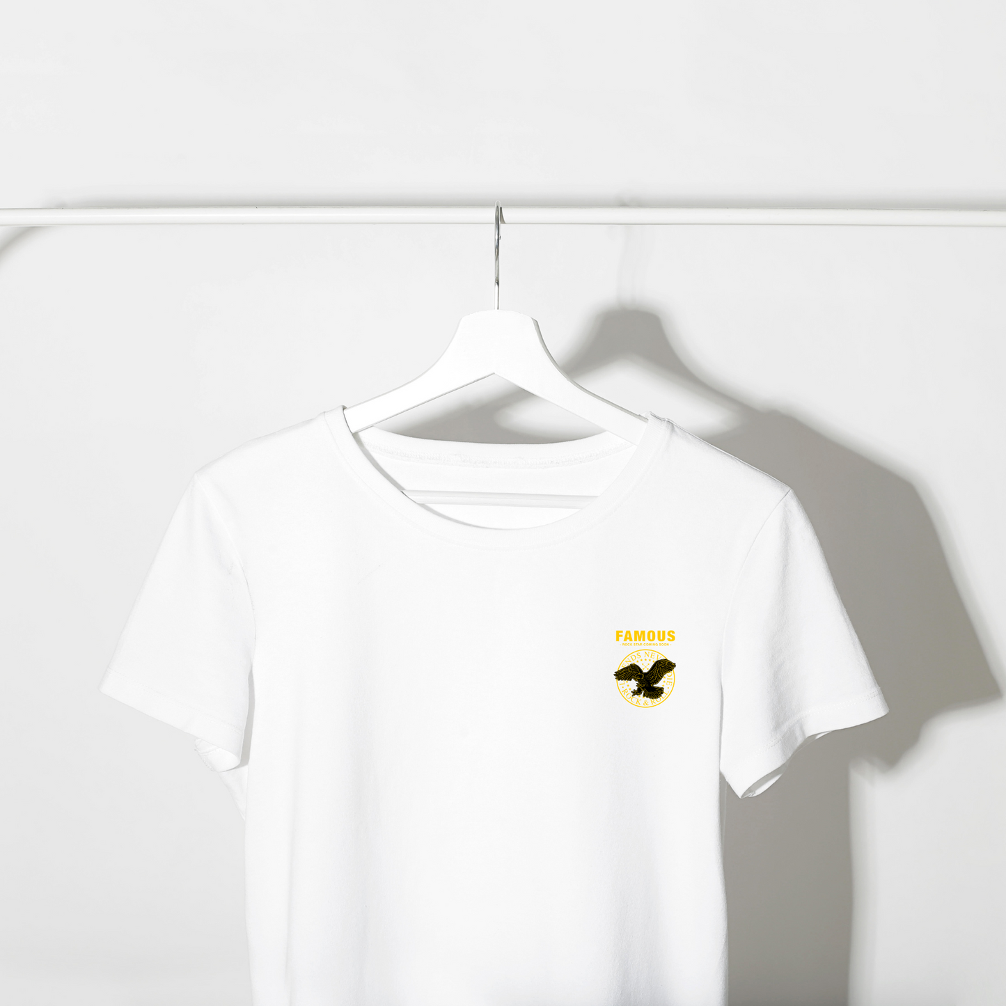 T-Shirt con Grafica "FAMOUS" e Aquila Stilizzata – Design Unico